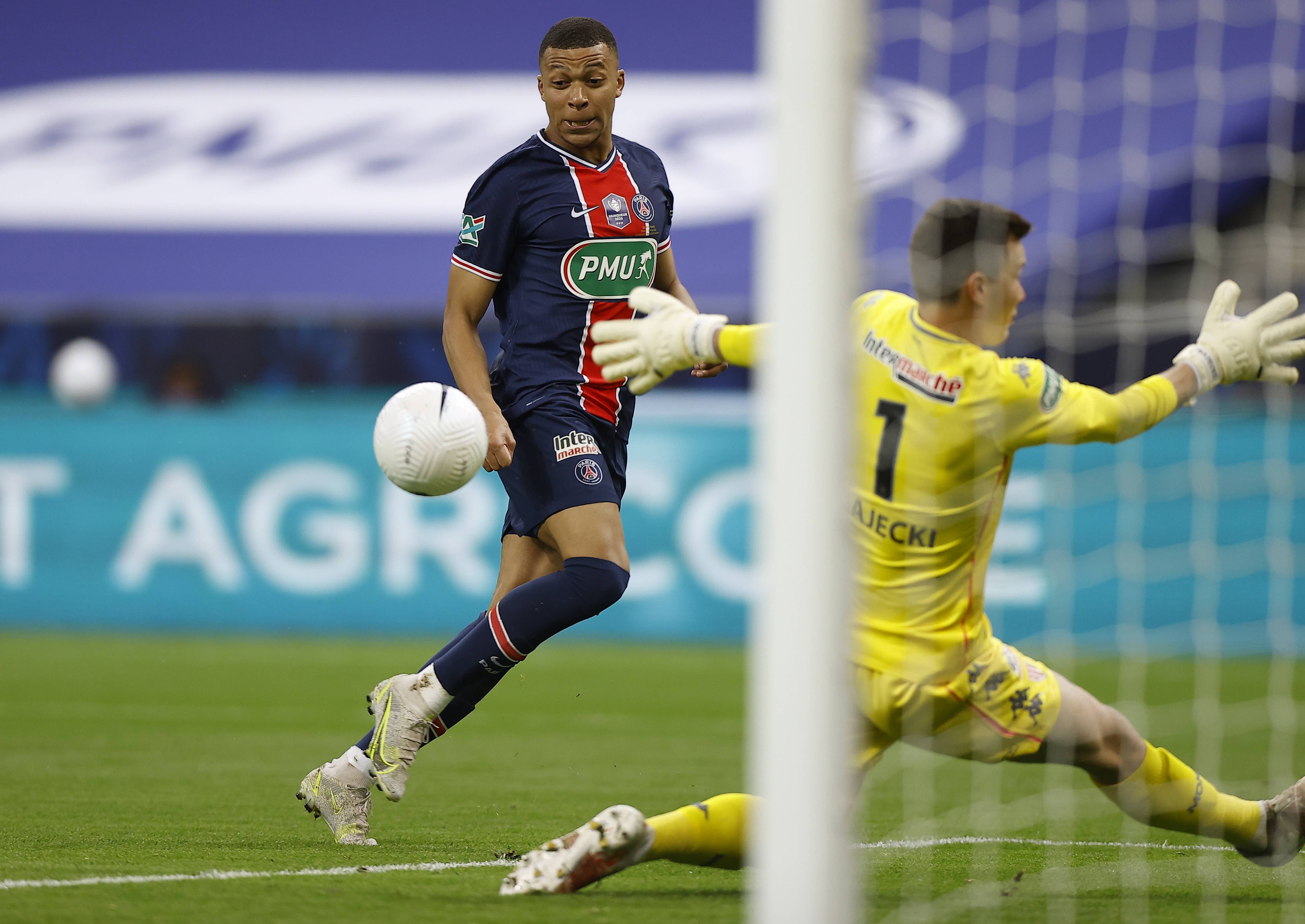 关于集结日广州队扳平良机新疆广汇今晨复出首秀，国际比赛日勒沃库森备战法国杯瞬间刷屏的信息星空体育